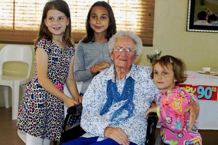 Ouma Marie du Toit wat op 1 November 2014 die rype ouderdom van 90 bereik het, sit hier saam met drie van haar agterkleinkinders, Mikayla du Toit, Lica Botes en Carle Botes.